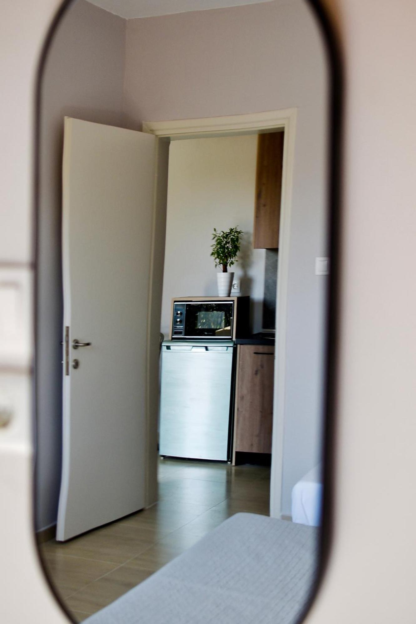 Room Nine 9 Beachfront Apartments Nea Kallikrateia Exterior photo