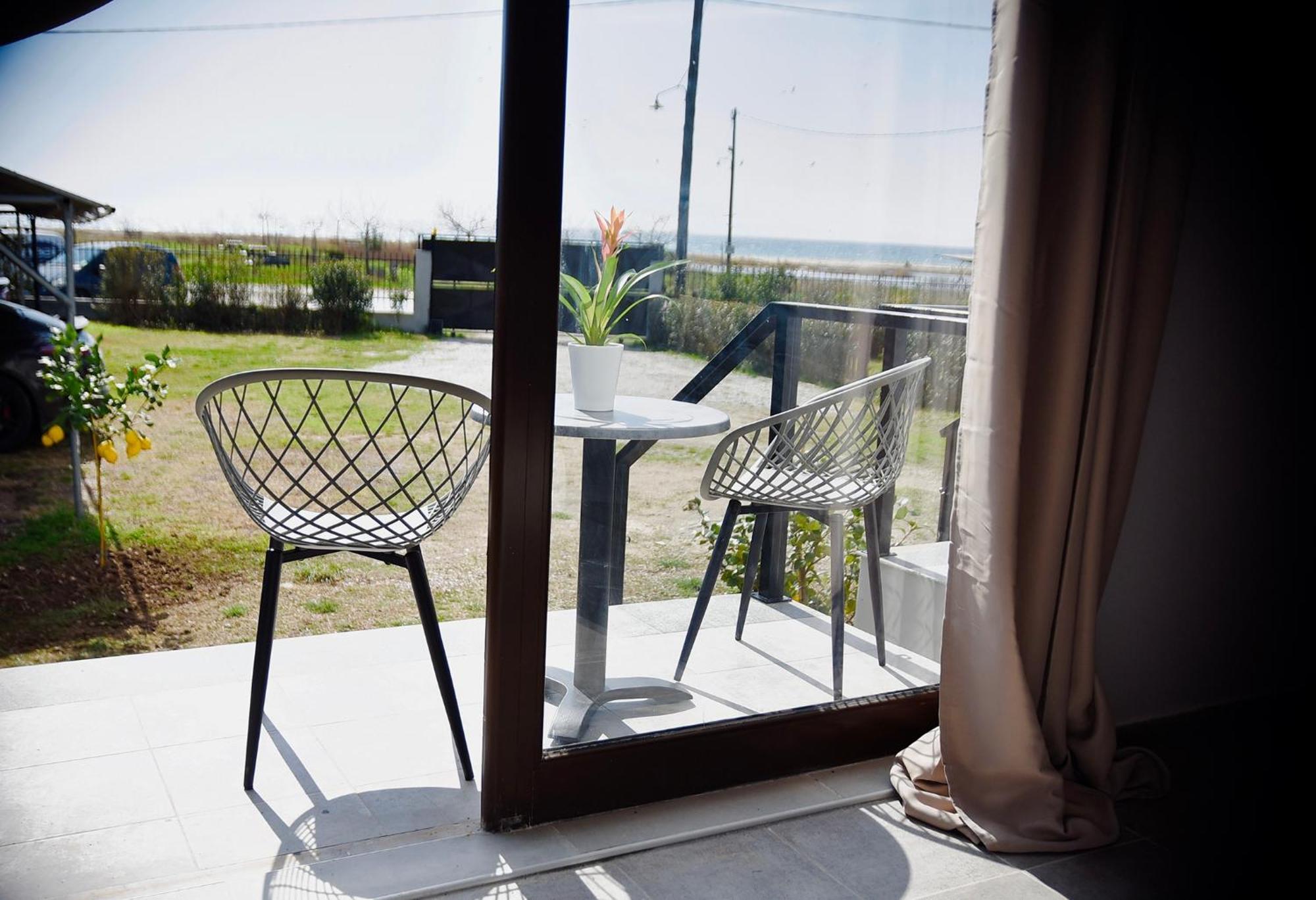 Room Nine 9 Beachfront Apartments Nea Kallikrateia Exterior photo